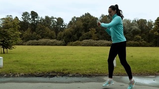 女性跑步用智能手表健身智能手表视频素材模板下载