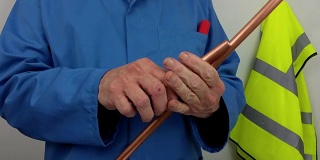 管子工用切管器切割铜管