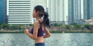 高清慢镜头:女人在公园里跑步
