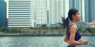 高清慢镜头:女人在公园里跑步