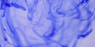 蓝色液体在水中运动。