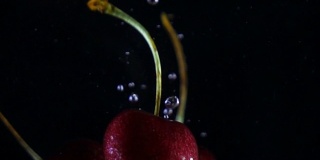 新鲜樱桃落入水中的慢动作