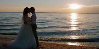 新娘和新郎在海边