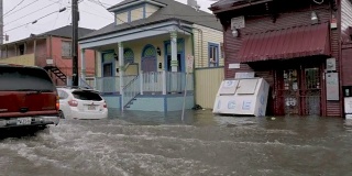 新奥尔良不断上涨的洪水淹没了汽车、房屋和企业