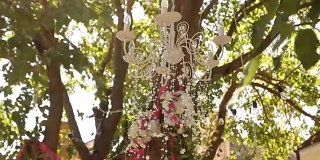 婚礼装饰设置序列剪辑包。花商和装饰师制作的乡村花卉装饰与粉红色的玫瑰花组成，木材，干草。FullHD 1080 p全高清视频