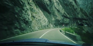 开车穿过峡谷