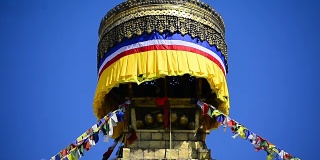 尼泊尔加德满都五颜六色的经幡和金色的佛塔