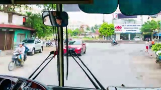 在越南河内交通拥挤的街道上开车，时间流逝视频素材模板下载