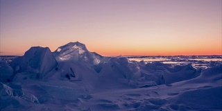 夕阳中的冰原