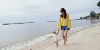 亚洲母亲与孩子在海滩上