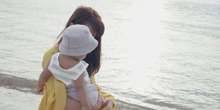亚洲母亲与孩子在海滩上