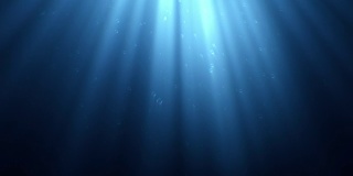 水下场景与空气漂浮和阳光透过水。