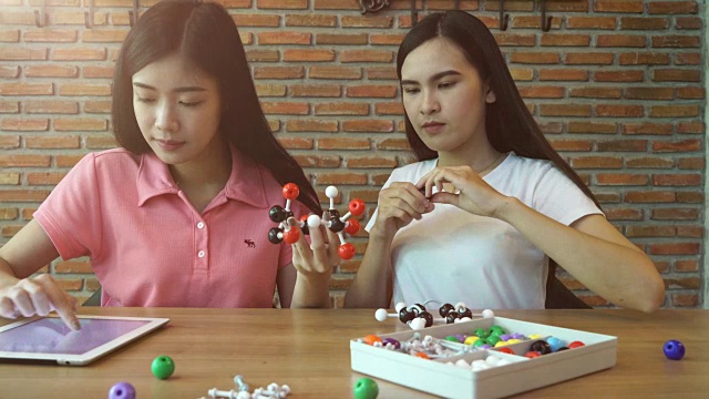 两个女孩在学习化学