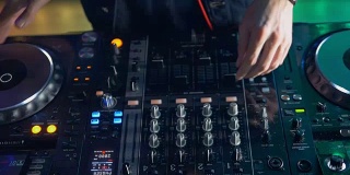 在聚会上使用的DJ混音器的俯视图。