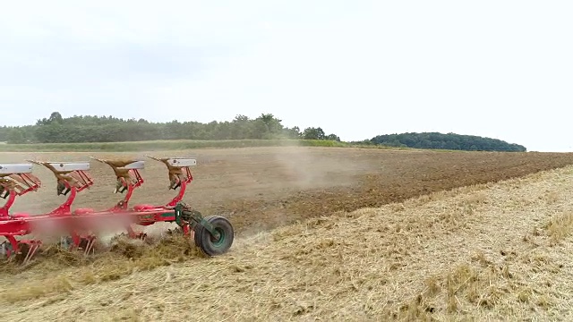 农业拖拉机在田间播种、耕种