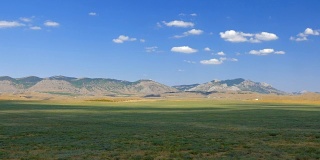 蓝天背景下的草原和丘陵景观