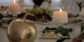 新婚夫妇的餐桌是美丽和时尚的装饰特写。室内的婚礼概念。模糊的背景