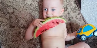 有趣的小男孩吃西瓜