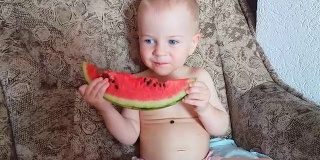 微笑的小男孩吃着西瓜