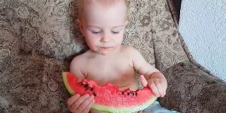 笑着吃西瓜的孩子