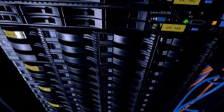 一个高数据存储塔的近景。