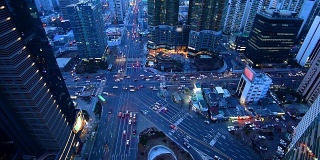 在韩国首尔，汽车和公共汽车在夜间行驶