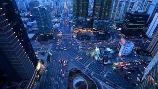 在韩国首尔，汽车和公共汽车在夜间行驶视频素材模板下载