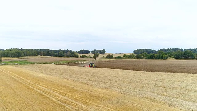 拖拉机在农地上工作的大口径镜头。