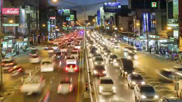 匹配日夜:4K Timelapse (4096x2160): Timelapse of Traffic Downtown in Bangkok