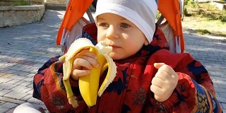 宝宝在公园吃香蕉