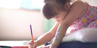 小女孩在家里练习写作