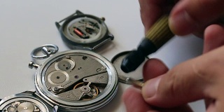 制表业是一项大师级的工作。使用螺丝刀拆卸时钟。手表车间。修理旧手表。钟表的机械装置，螺丝刀，是师傅用来修理的。