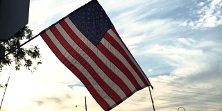 小镇日落中飘扬的美国国旗(60帧/秒)