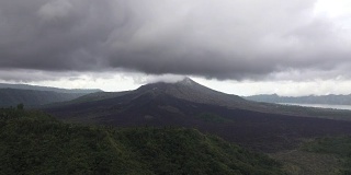 印度尼西亚巴图尔火山和湖泊上空的雾和云