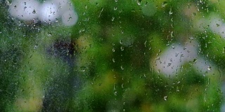 雨后滴在玻璃上的水滴