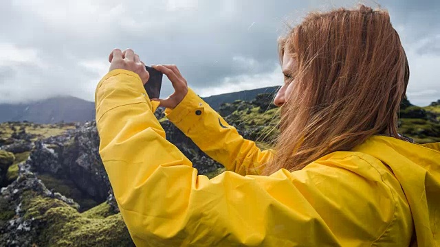 女人欣赏冰岛的岩石和苔藓景观