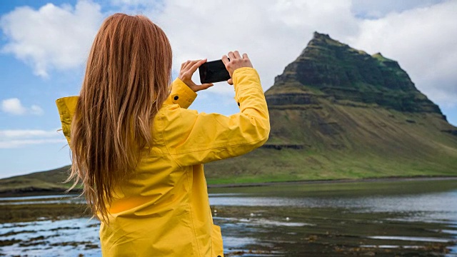 游客在冰岛最著名的山拍照