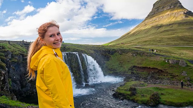 游客探索冰岛，欣赏其最具标志性的地标之一