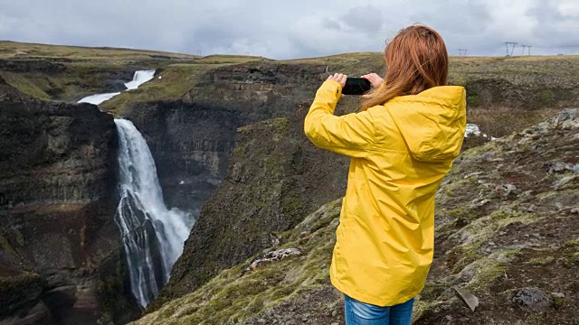 游客拍摄自然地标