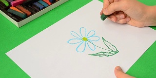 孩子们在纸上画画。画一朵花。