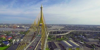 普密蓬大桥上空的空中交通景象，