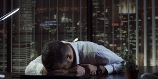 疲惫的男人睡在办公室里