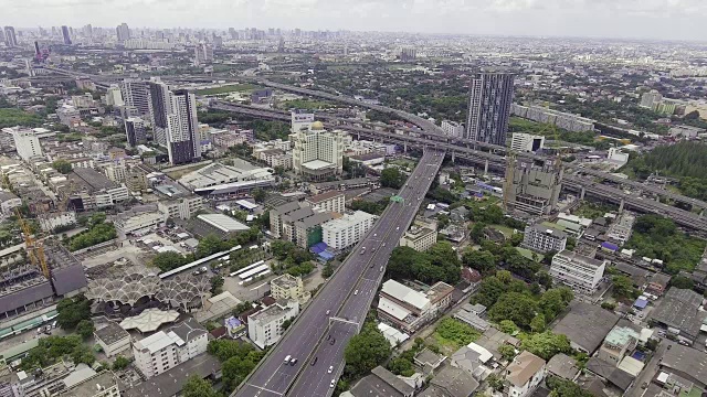 空中交通在城市景观之上的城市景象。