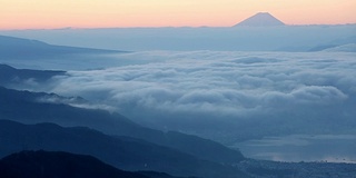 日本长野高博内富士山和须和湖的鸟瞰图