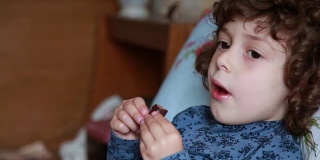 一个小女孩在吃巧克力糖的特写