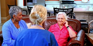 家庭护理护士评估养老院的成年老年病人。