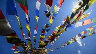 俯视图彩色经幡旗在尼泊尔视频素材模板下载