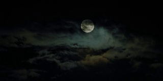新月和漆黑天空中的云