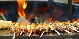 虎虾放在烤架上烤