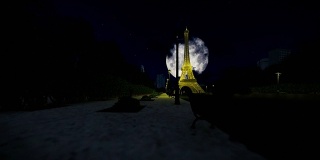 巴黎埃菲尔铁塔下的满月，移动摄影机